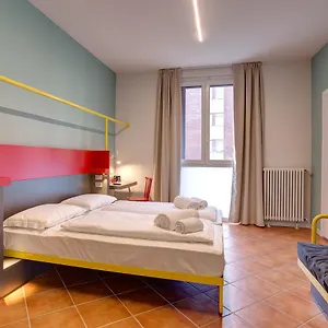  Hostel Meininger Garibaldi Olaszország